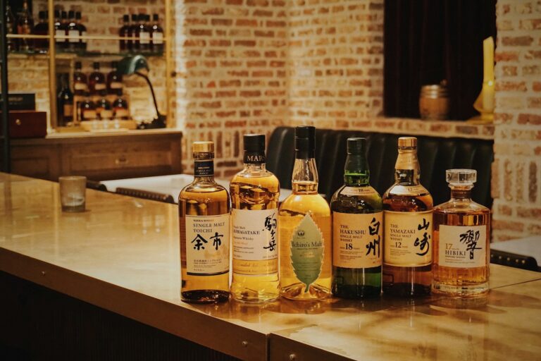 sześć butelek whisky